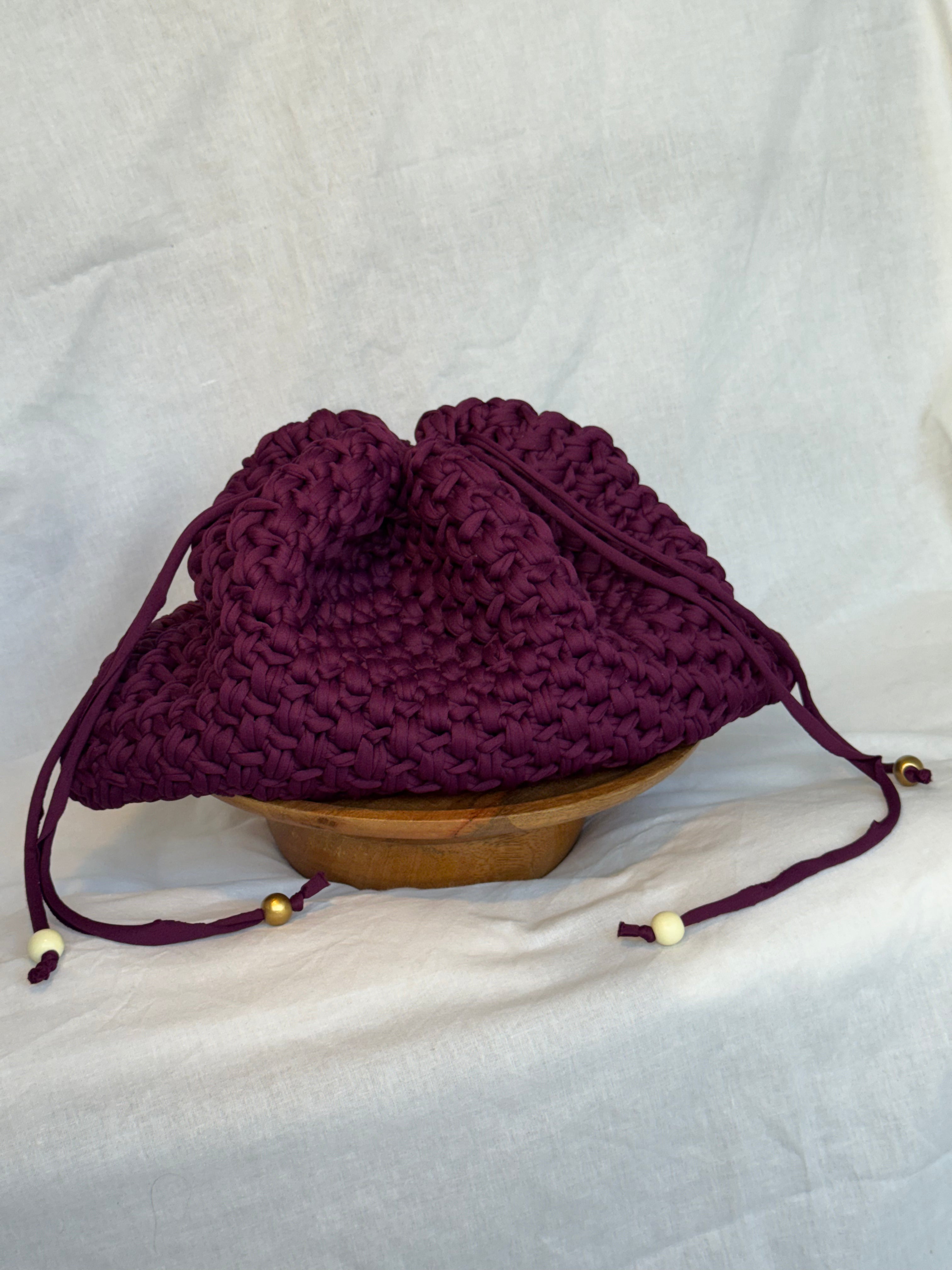 Mala Pouch Bordô com Detalhes Dourados