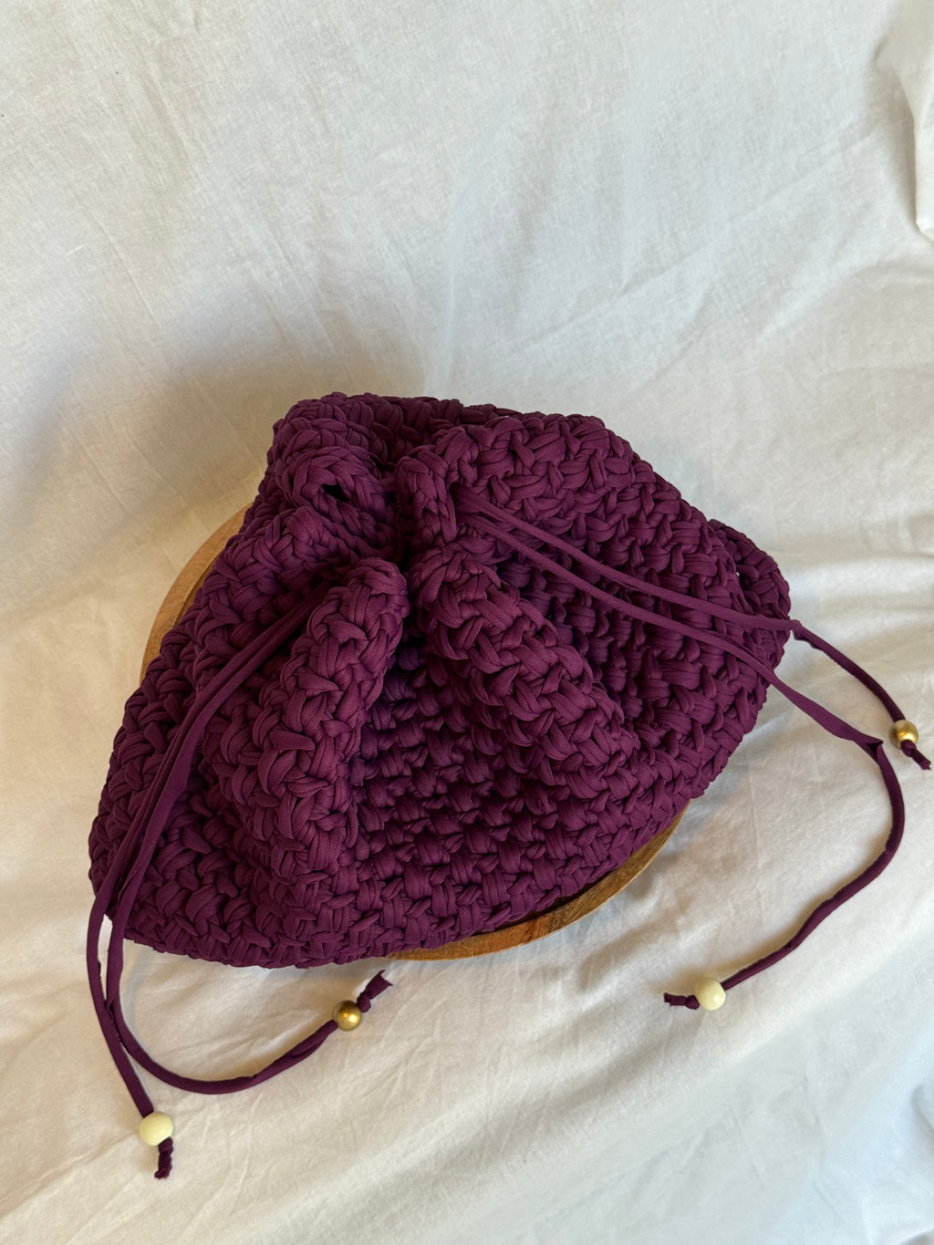 Bolso Pouch Burdeos con Detalles Dorados