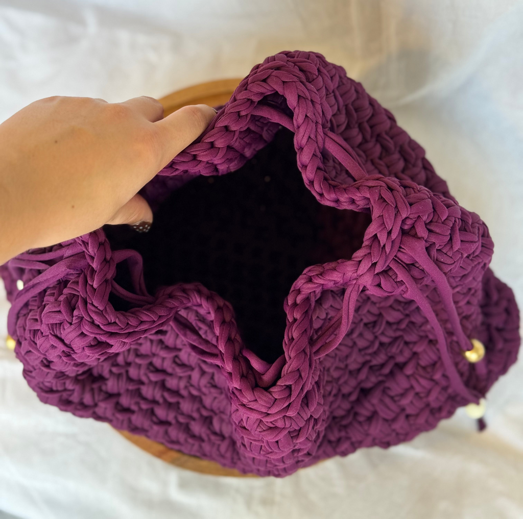 Bolso Pouch Burdeos con Detalles Dorados