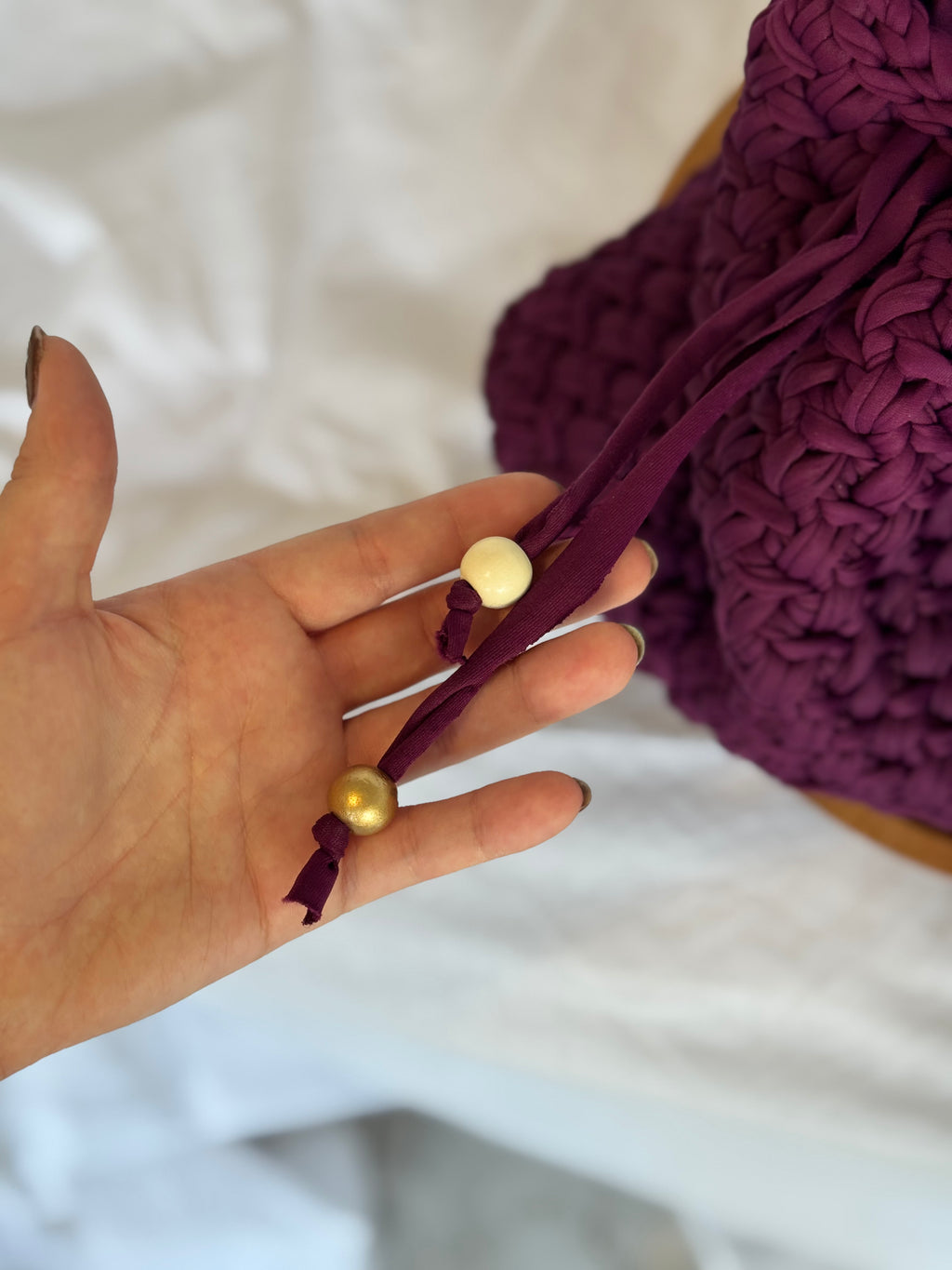 Bolso Pouch Burdeos con Detalles Dorados