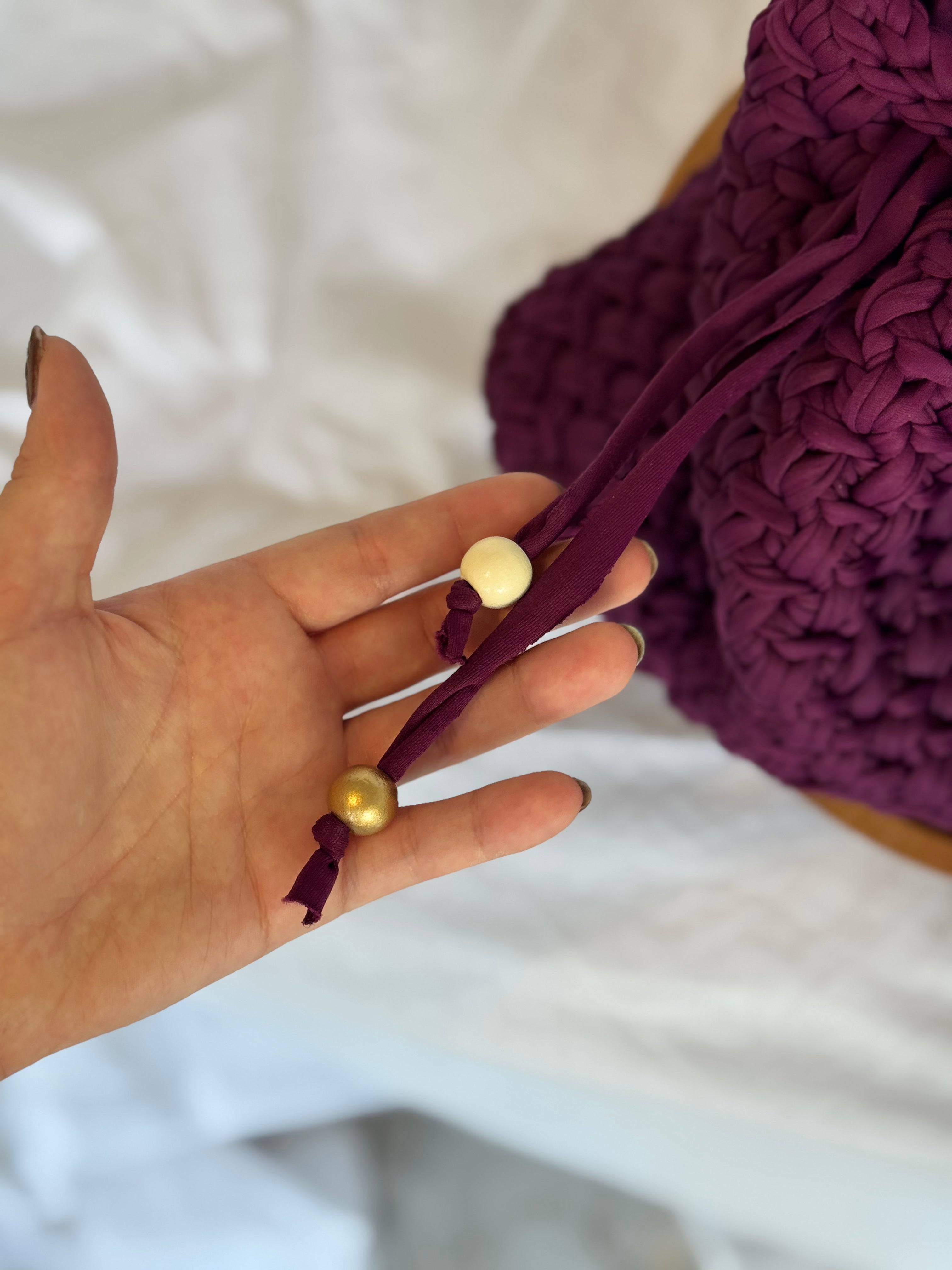 Mala Pouch Bordô com Detalhes Dourados