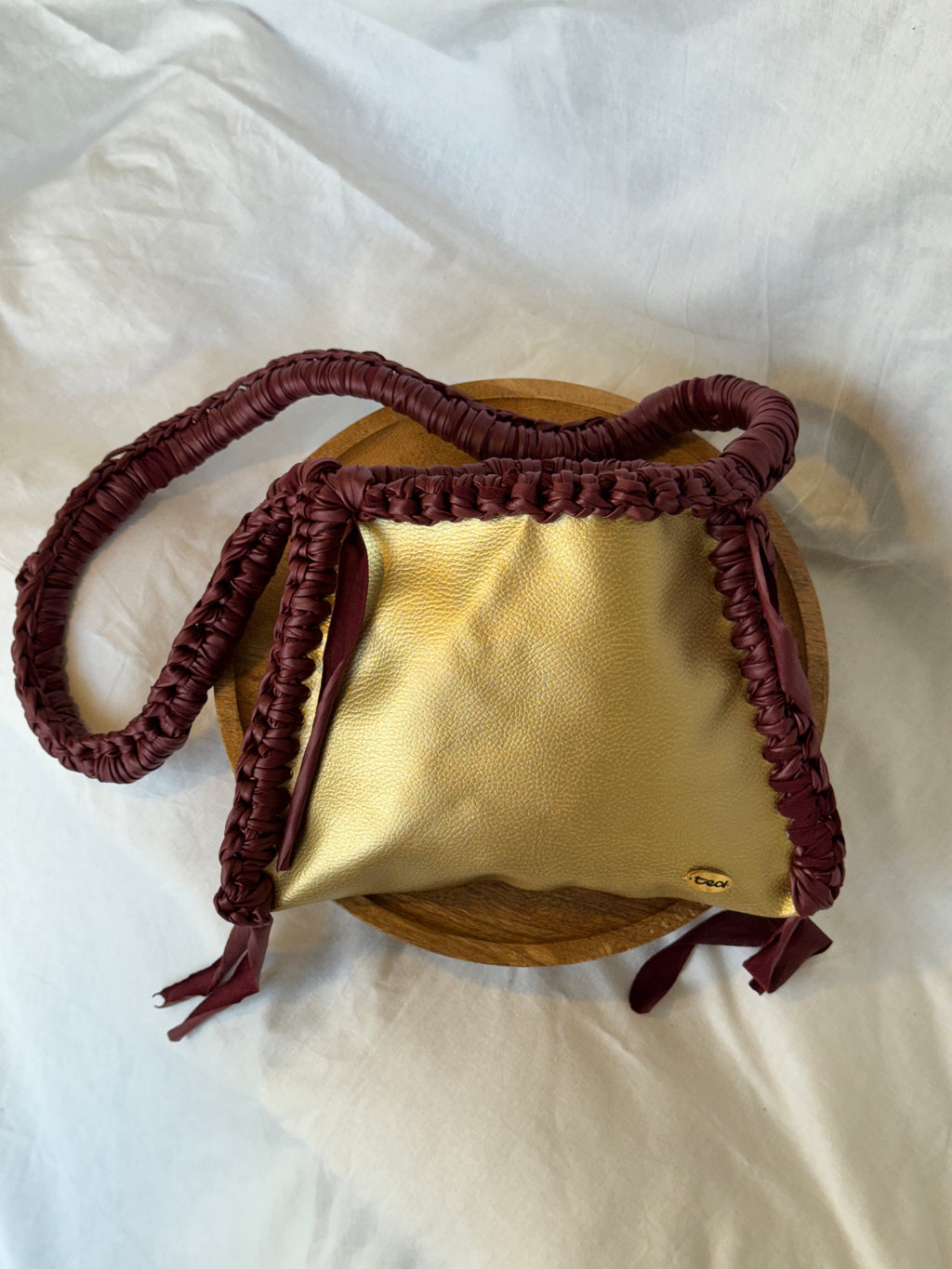 Mala Crossbody Dourada e Bordô